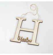 Colgante de madera letra H con nombre