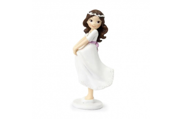 figura pastel comunion niña sujetando falda