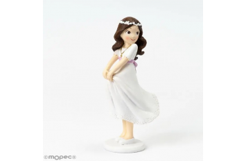 figura pastel comunion niña sujetando falda