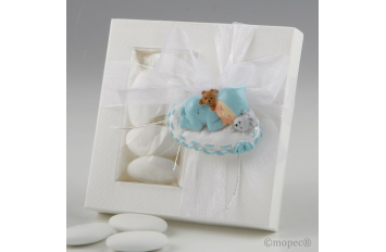 Imán bebé azul sobre almohada en caja